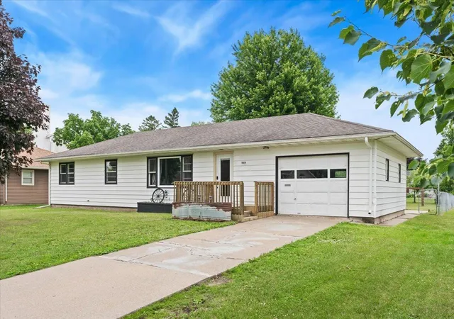 image of 1009 W Center St, Lake City, MN 55041 | MLS# 7096052