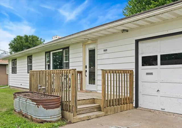image of 1009 W Center St, Lake City, MN 55041 | MLS# 7096052