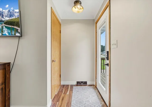 image of 1009 W Center St, Lake City, MN 55041 | MLS# 7096052