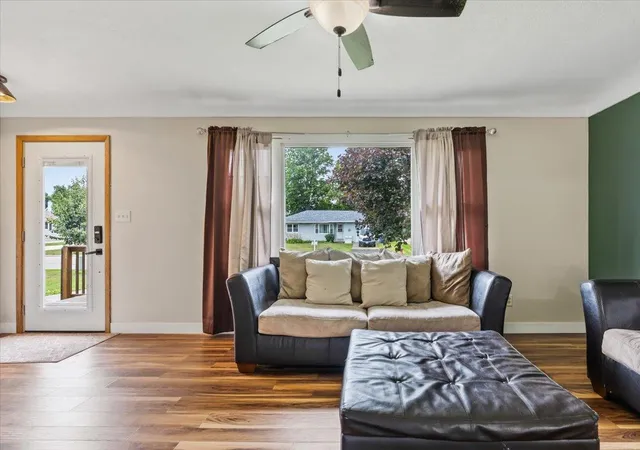 image of 1009 W Center St, Lake City, MN 55041 | MLS# 7096052