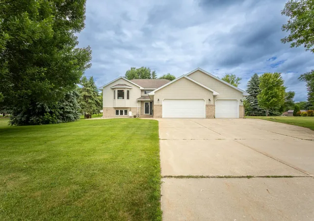 1st image of 1316 Armstrong Rd Nw, Alexandria, MN 56308 | MLS# 7096073