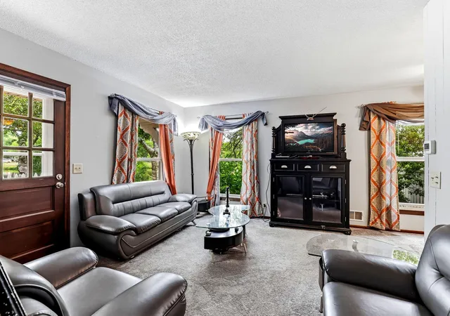 4th image of 6877 Grenwich Ln N, Saint Paul, MN 55128 | MLS# 7096122