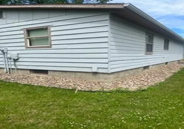 Homes for sale in Windom, MN | 814 Lakeview Ave, Windom, MN 56101 | MLS# 7096142