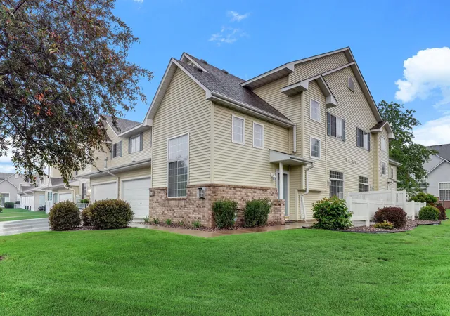 Homes for sale in Woodbury, MN | 3128 Juniper Ln #E, Woodbury, MN 55125 | MLS# 7096186