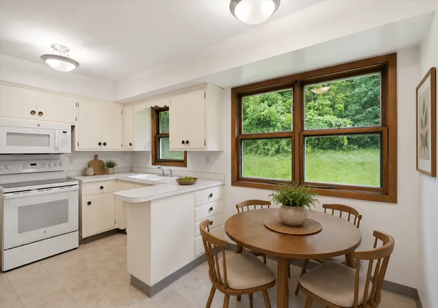 4th image of 4015 Fairview Ave N, Arden Hills, MN 55112 | MLS# 7096188