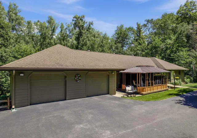 Photo 3 of Single family home for sale at 47060 Queens Cvs Cir, La Crescent, MN 55947 | MLS# 7096217 | Listing updated on 2026-08-19