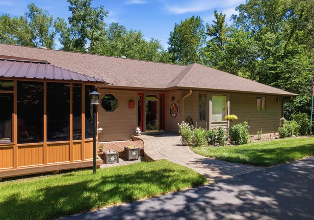 Photo 3 of Single family home for sale at 47060 Queens Cvs Cir, La Crescent, MN 55947 | MLS# 7096217 | Listing updated on 2026-08-19