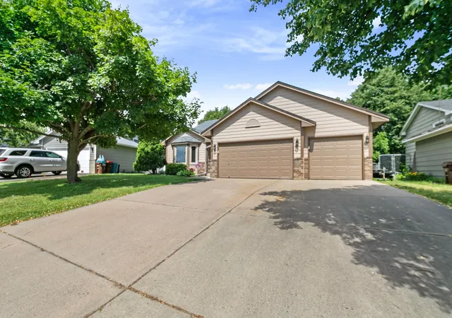 Homes for sale in Oakdale, MN | 4712 Heather Ridge Rd N, Oakdale, MN 55128 | MLS# 7096222