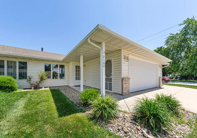 Photo 2 of Single family home for sale at 2102 Mcquillan Ct Se, Rochester, MN 55904 | MLS# 7096231 | Listing updated on 2026-07-30