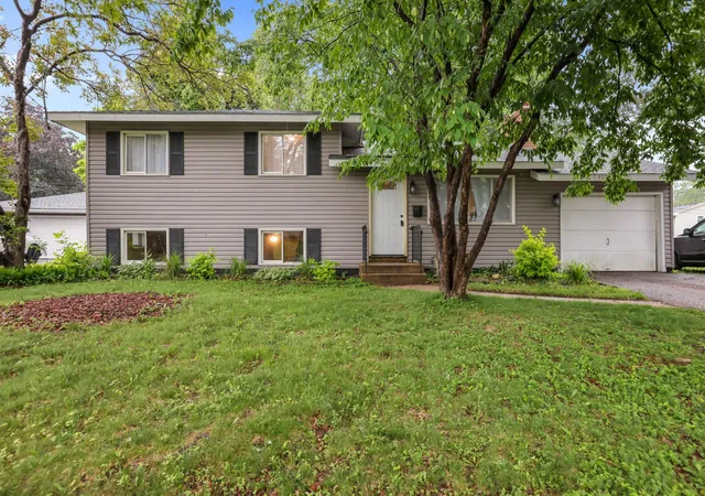 3rd image of 9325 Northwood Pkwy N, New Hope, MN 55427 | MLS# 7096274