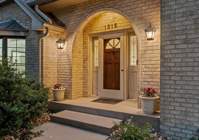 3rd image of 1315 Donegal Dr, Saint Paul, MN 55125 | MLS# 7096313
