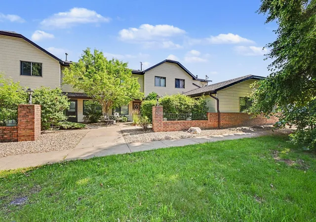 Listing Photo 2 - Condo for sale in building located at 1516 Helmo Ave N, Saint Paul, MN 55128