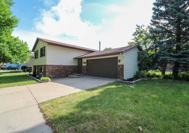 1st image of 1420 S 23rd St S, Fargo, ND 58103 | MLS# 7096516