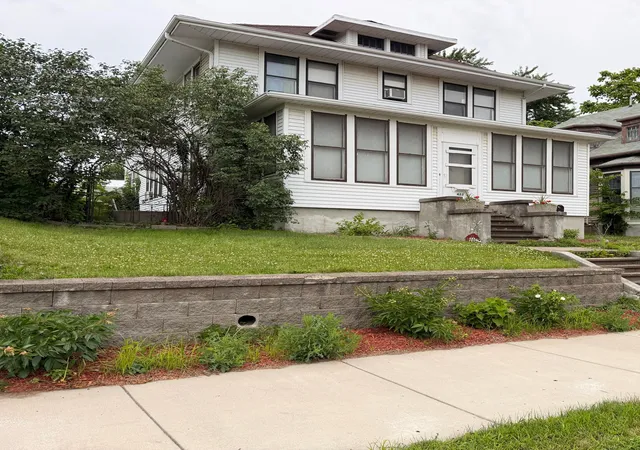 Homes for sale in New Ulm, MN | 422 S Broadway St, New Ulm, MN 56073 | MLS# 7096594