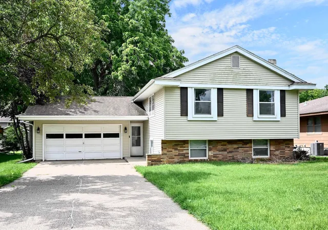 1st image of 1775 Gilmore Ave, Winona, MN 55987 | MLS# 7096606