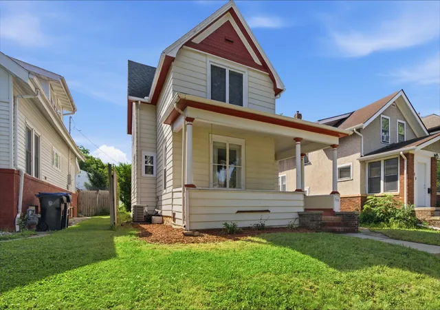 Single family home for sale at 315 N Broad St, Mankato, MN 56001 | MLS# 7096773
