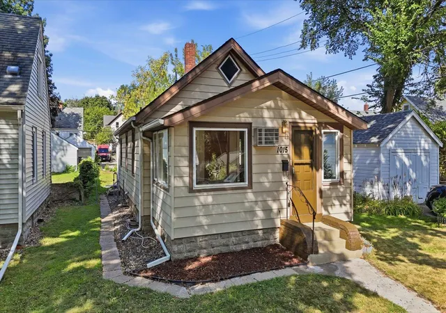 Photo 3 of Sale Pending at 1015 Kruse St, Saint Paul, MN 55118 | MLS# 7096848 | Listing updated on 2026-09-30