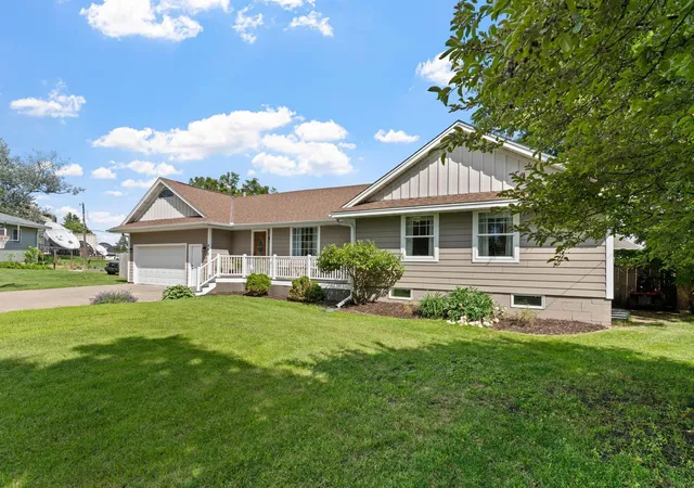 3rd image of 400 Decatur Ave N, Golden Valley, MN 55427 | MLS# 7096955