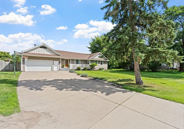 4th image of 400 Decatur Ave N, Golden Valley, MN 55427 | MLS# 7096955