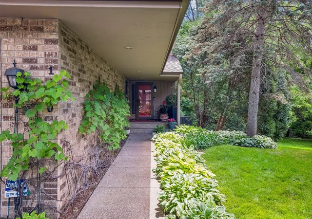 1st image of 1140 Hollybrook Dr, Wayzata, MN 55391 | MLS# 7097134