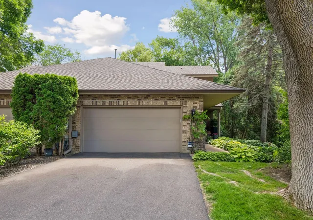 Homes for sale in Wayzata, MN | 1140 Hollybrook Dr, Wayzata, MN 55391 | MLS# 7097134
