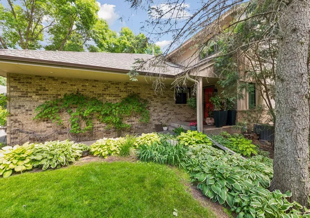 2nd image of 1140 Hollybrook Dr, Wayzata, MN 55391 | MLS# 7097134