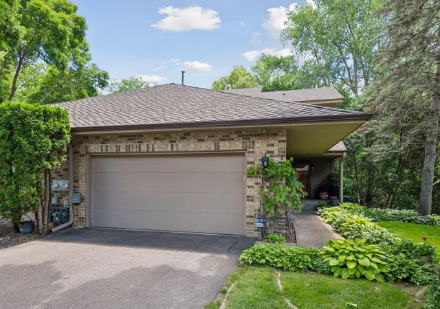 Homes for sale in Wayzata, MN | 1140 Hollybrook Dr, Wayzata, MN 55391 | MLS# 7097134