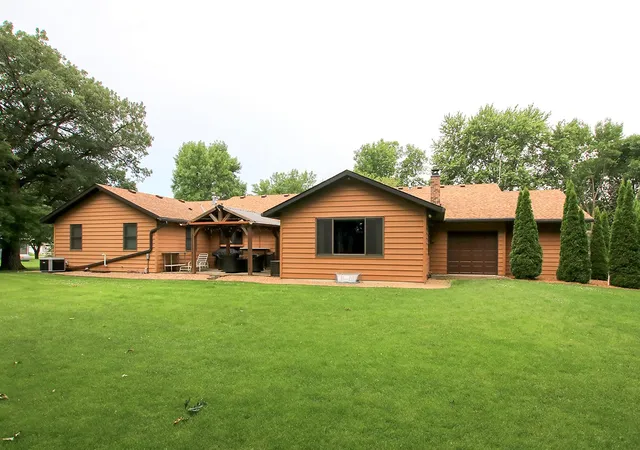 Photo 3 of Single family home for sale at 19634 Skyview Cir, Hutchinson, MN 55350 | MLS# 7097189 | Listing updated on 2026-09-22