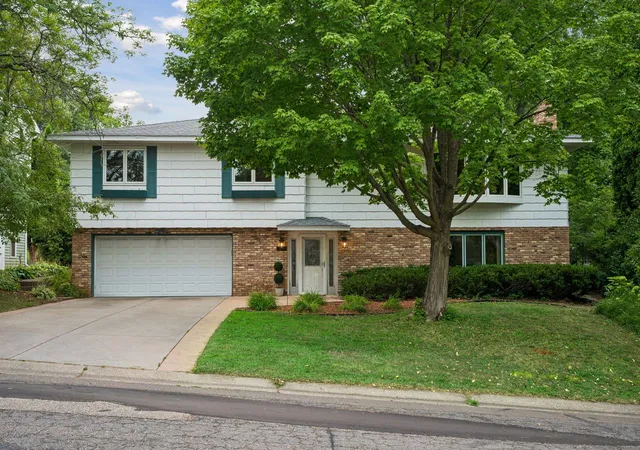 Photo 3 of Sale Pending at 2863 Aglen St, Saint Paul, MN 55113 | MLS# 7097225 | Listing updated on 2026-09-03