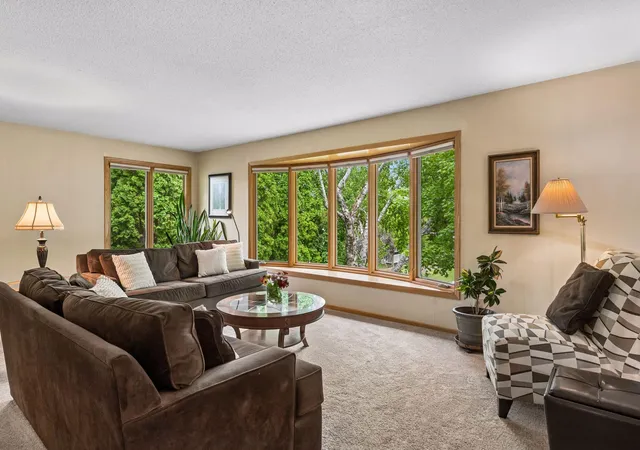 Photo 4 of Sale Pending at 2863 Aglen St, Saint Paul, MN 55113 | MLS# 7097225 | Listing updated on 2026-09-03