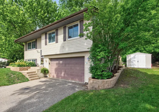 Homes for sale in Eagan, MN | 3884 Calcite Dr, Eagan, MN 55122 | MLS# 7097333