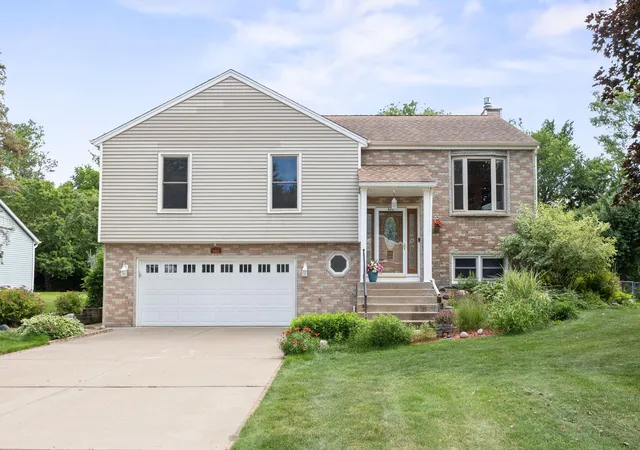 Homes for sale in Shoreview, MN | 662 Pinewood Dr, Shoreview, MN 55126 | MLS# 7097432