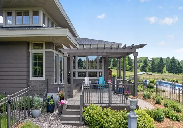 Photo 2 of Single family home for sale at 5185 Meadow Xing Rd Sw, Rochester, MN 55902 | MLS# 7097469 | Listing updated on 2026-09-30