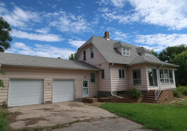 1st image of 10 3rd Ave, Arthur, ND 58006 | MLS# 7097480