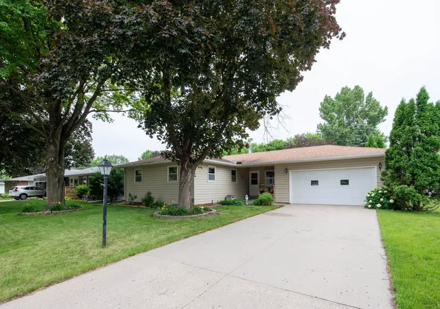 Homes for sale in Mankato, MN | 1808 Sunray Ave, Mankato, MN 56001 | MLS# 7097522
