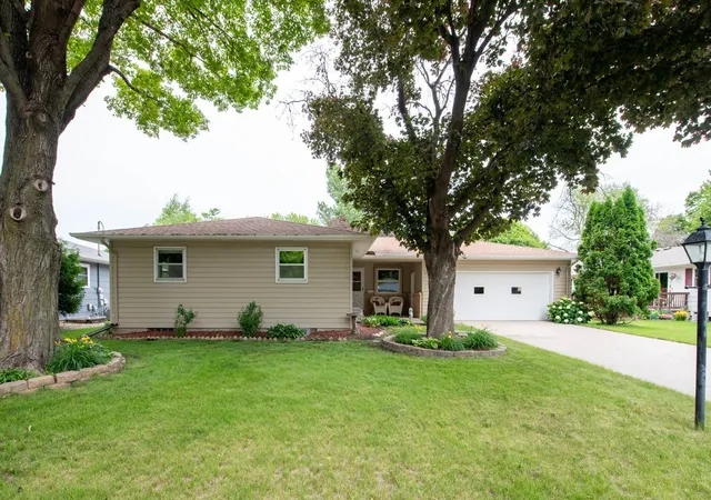 Homes for sale in Mankato, MN | 1808 Sunray Ave, Mankato, MN 56001 | MLS# 7097522