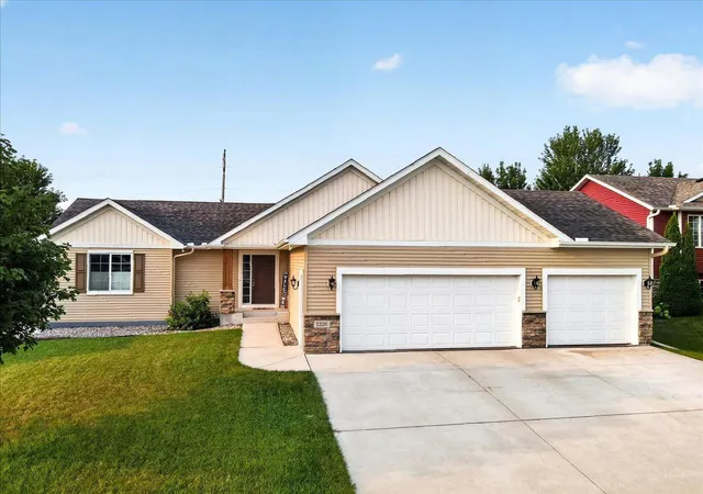 1st image of 1226 Olivia St Se, New Prague, MN 56071 | MLS# 7097628