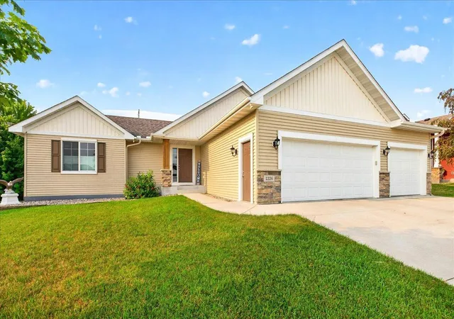 2nd image of 1226 Olivia St Se, New Prague, MN 56071 | MLS# 7097628