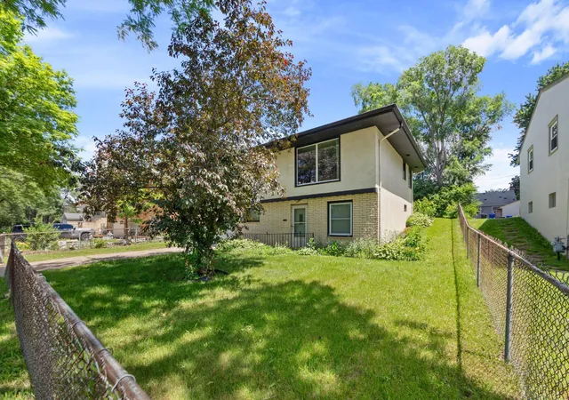 2nd image of 1422 Kent St, Saint Paul, MN 55117 | MLS# 7097638