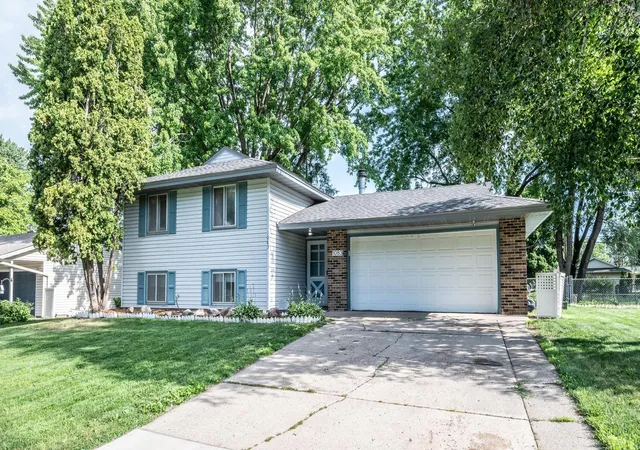 Homes for sale in Apple Valley, MN | 1083 Whitney Dr, Apple Valley, MN 55124 | MLS# 7098017