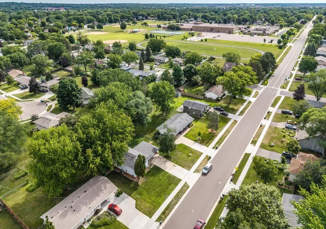 Homes for sale in Apple Valley, MN | 1083 Whitney Dr, Apple Valley, MN 55124 | MLS# 7098017