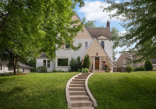 1st image of 1648 Hillcrest Ave, Saint Paul, MN 55116 | MLS# 7098035