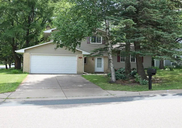 Homes for sale in Woodbury, MN | 1081 Cedarwood Dr, Woodbury, MN 55125 | MLS# 7098272