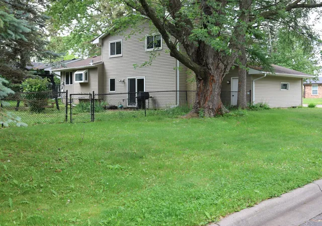 Homes for sale in Woodbury, MN | 1081 Cedarwood Dr, Woodbury, MN 55125 | MLS# 7098272