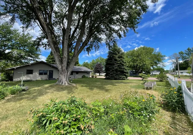 Photo 4 of Single family home for sale at 403 S Paffrath Ave, Springfield, MN 56087 | MLS# 7098333 | Listing updated on 2026-08-25