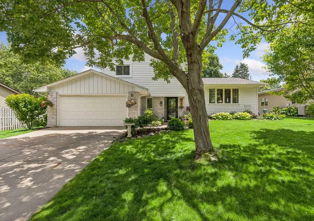 Homes for sale in Woodbury, MN | 6265 Oakwood Rd, Woodbury, MN 55125 | MLS# 7098368