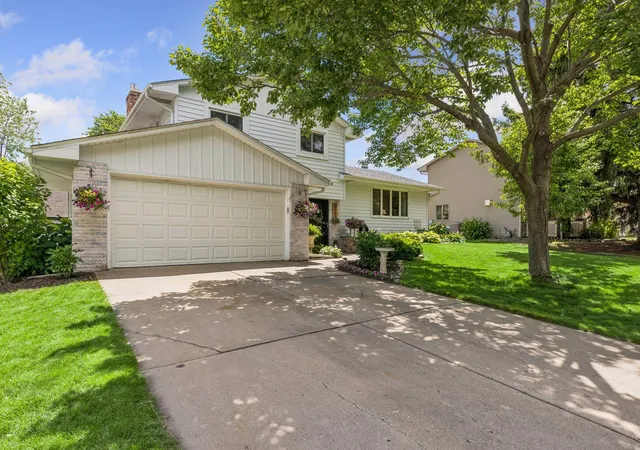 Homes for sale in Woodbury, MN | 6265 Oakwood Rd, Woodbury, MN 55125 | MLS# 7098368
