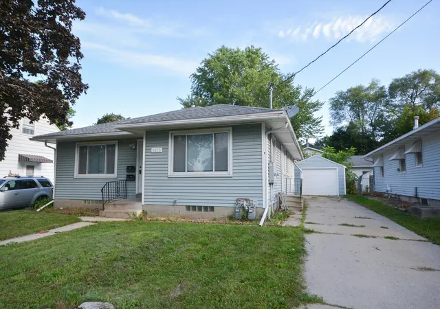 1st image of 1013 9Th St Ne, Rochester, MN 55906 | MLS# 7098404