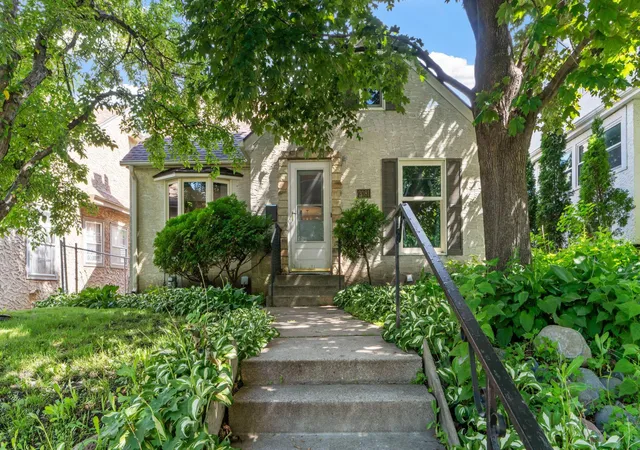 Photo 3 of Sale Pending at 2081 Jefferson Ave, Saint Paul, MN 55105 | MLS# 7098435 | Listing updated on 2026-10-22