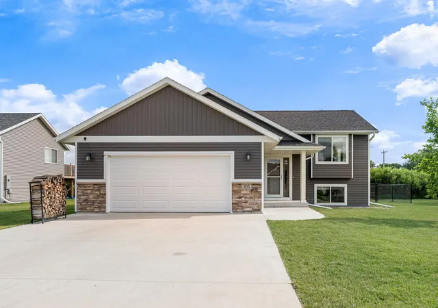 Photo 1 of Single family home for sale at 805 El Dorado St Se, Owatonna, MN 55060 | MLS# 7098470 | Listing updated on 2026-09-18